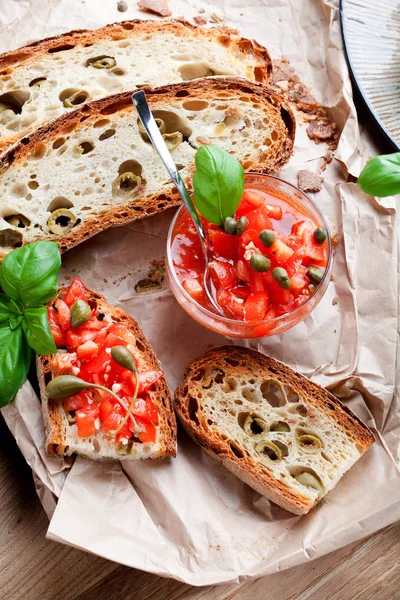 Italiensk Matlagning Koncept Bruschettas Med Pesto Tomater — Stockfoto