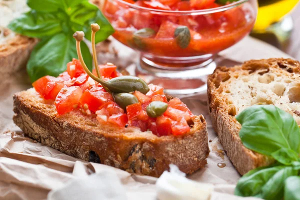 Italiensk Matlagning Koncept Bruschettas Med Pesto Tomater — Stockfoto
