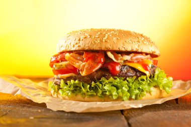 Alevli ev yapımı hamburgerler..