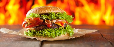 Alevli ev yapımı hamburgerler..