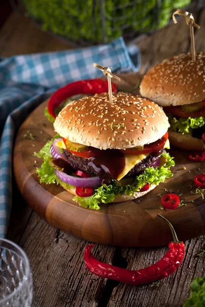 Čerstvé Chutné Burger Dřevo Stůl Zblízka — Stock fotografie