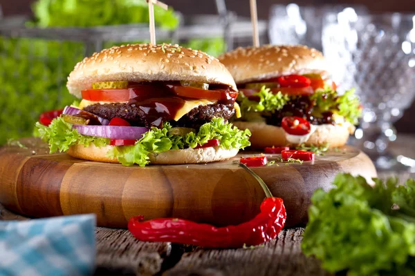 Asztal Friss Ízletes Burger Közelről — Stock Fotó