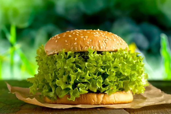 Veggie Burger Mit Salat Und Gemüsekonzept — Stockfoto