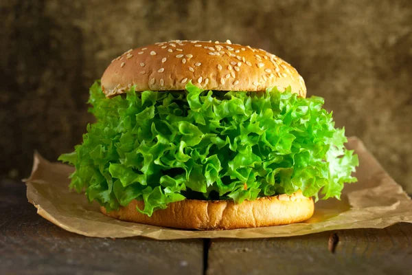 Veggie Burger Mit Salat Und Gemüsekonzept — Stockfoto