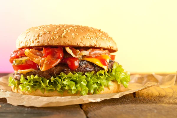 Close Van Zelfgemaakte Hamburgers Met Friet Oude Houten Tafel Closeup — Stockfoto