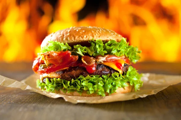 Nahaufnahme Von Hausgemachten Burgern Mit Flammen — Stockfoto