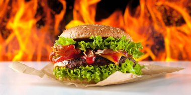 Alevli ev yapımı hamburgerler..