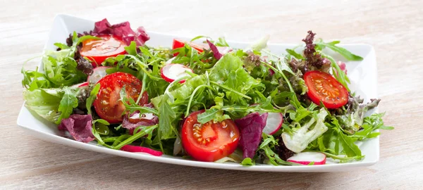 Zielonych Salat Misce Biurku Pomidor Ser Sałatka — Zdjęcie stockowe