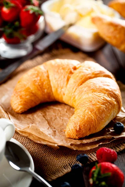 Croissants Frescos Dorados Sobre Fondo Madera Viejo Cerca Con Frambuesa — Foto de Stock