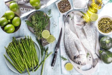 Taze ham çipura balık pişirme siyah taş tezgah, üstten görünüm