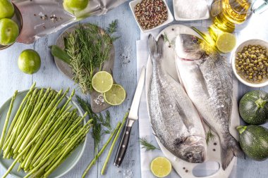 Taze ham çipura balık pişirme siyah taş tezgah, üstten görünüm