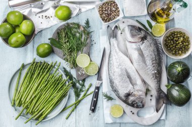 Taze ham çipura balık pişirme siyah taş tezgah, üstten görünüm