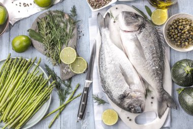 Taze ham çipura balık pişirme siyah taş tezgah, üstten görünüm