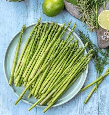 İlk dövme plaka üzerinde taze kuşkonmaz demet görünümü...
