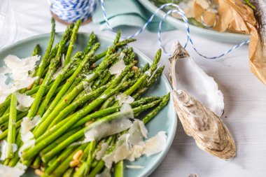 İlk dövme plaka üzerinde taze kuşkonmaz demet görünümü...