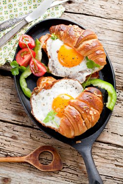 Kruvasan ile lezzetli Breakfast sahanda yumurta ile sandviç