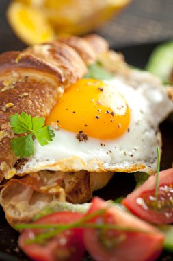 Kruvasan ile lezzetli Breakfast sahanda yumurta ile sandviç