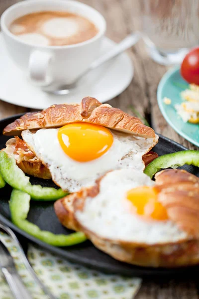 Heerlijk Ontbijt Met Croissant Sandwiches Met Gebakken — Stockfoto