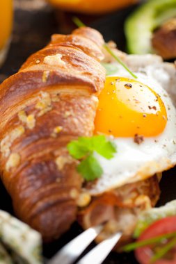 Kruvasan ile lezzetli Breakfast sahanda yumurta ile sandviç