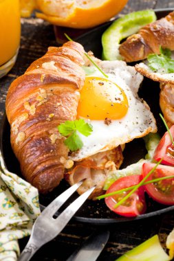 Kruvasan ile lezzetli Breakfast sahanda yumurta ile sandviç