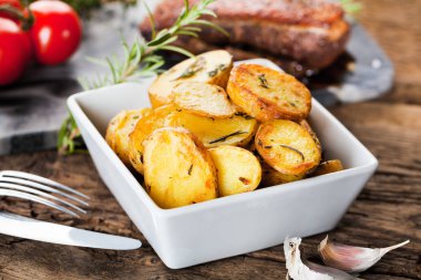 Rustik bir ortamda closeup kızarmış biberiye patates dilimleri...