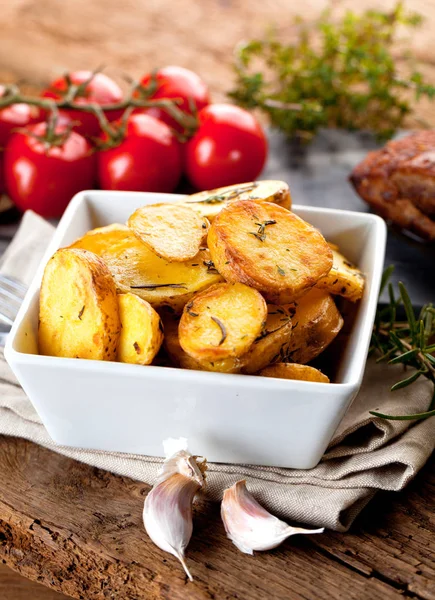 Fechar Fatias Batata Alecrim Frito Cenário Rústico — Fotografia de Stock