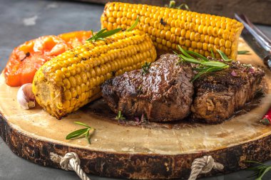 Wagyu Point bifteği, salata ve sebzeli ızgara.