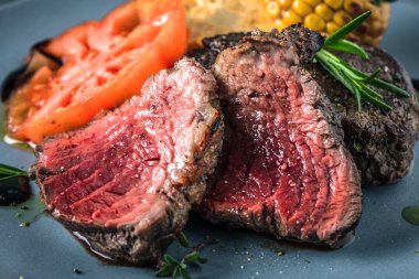 Wagyu Point bifteği, salata ve sebzeli ızgara.