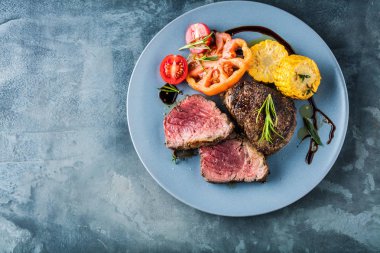Wagyu Point bifteği, salata ve sebzeli ızgara.
