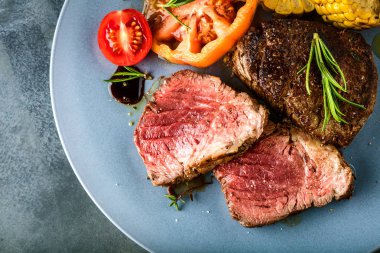 Wagyu Point bifteği, salata ve sebzeli ızgara.