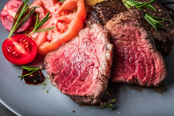Wagyu Point bifteği, salata ve sebzeli ızgara.