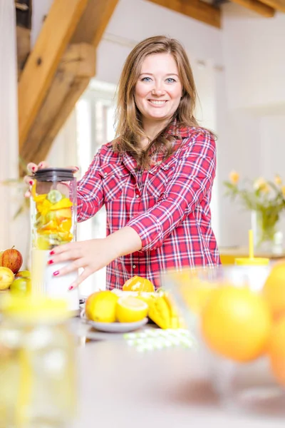 Jonge Lachende Vrouw Maken Met Verse Groene Smoothie Blender Keuken — Stockfoto