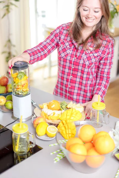 Jonge Lachende Vrouw Maken Met Verse Groene Smoothie Blender Keuken — Stockfoto