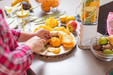 Genç gülümseyen kadın evde mutfak blender Smoothie taze yeşillikleri ile yapma.