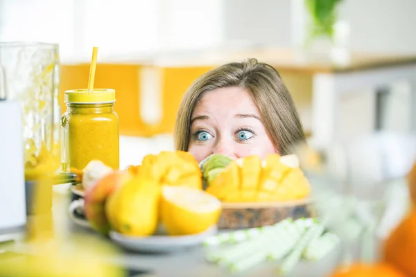 Fitness Jonge Vrouw Drinken Oranje Smoothie Keuken — Stockfoto