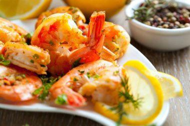 Taze rosmarinli kızarmış karides ve limon suyu.