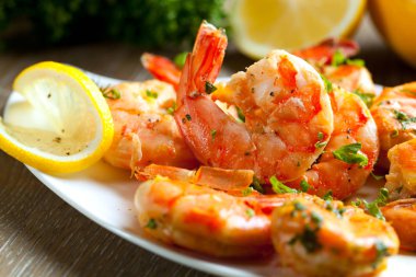 Taze rosmarinli kızarmış karides ve limon suyu.