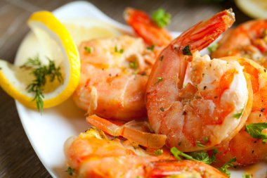 Taze rosmarinli kızarmış karides ve limon suyu.