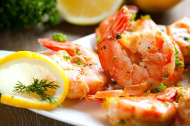 Taze rosmarinli kızarmış karides ve limon suyu.