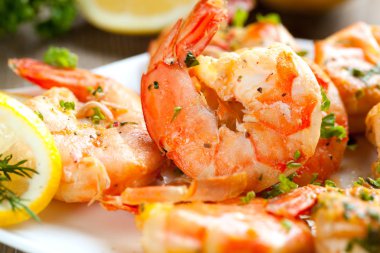 Taze rosmarinli kızarmış karides ve limon suyu.