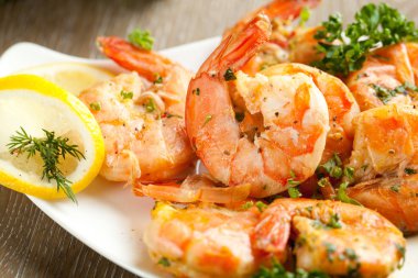 Taze rosmarinli kızarmış karides ve limon suyu.