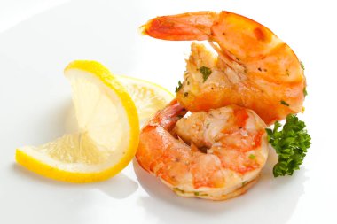 Beyaz arka planda karidesler