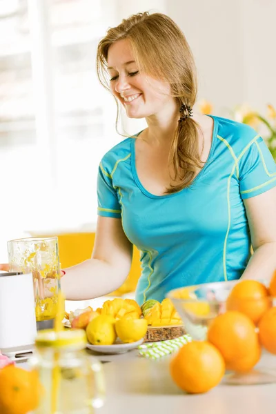 Fitness Jonge Vrouw Drinken Oranje Smoothie Keuken — Stockfoto