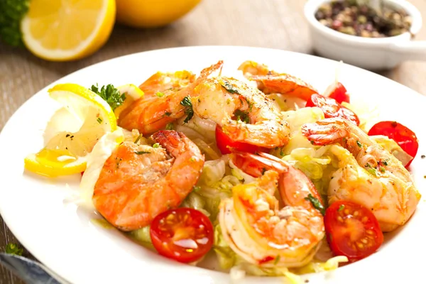 Stir Fried Spaghetti Grilled Shrimps Tomatoes Italian Fusion Food Style — Stock Photo, Image