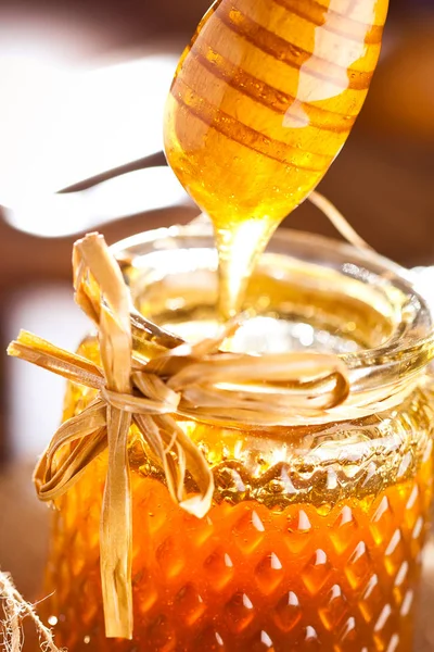 木製のテーブルに木製蜂蜜ディッパー蜂蜜します — ストック写真