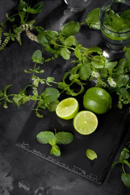 taze yeşil limon ve nane siyah arka plan, üstten görünüm, kare görüntü