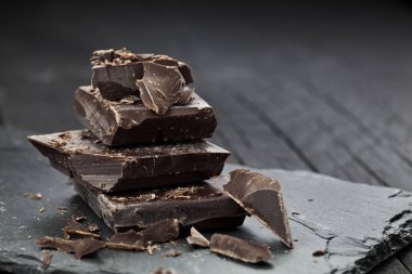 bir tablo üzerinde bir parça çikolata içine dökülen erimiş çikolata