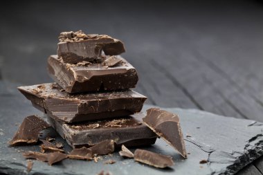 bir tablo üzerinde bir parça çikolata içine dökülen erimiş çikolata