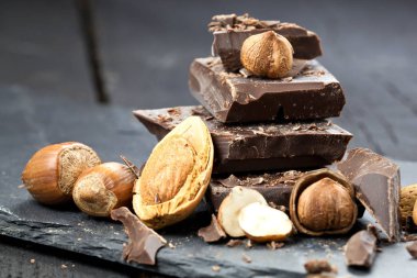 bir tablo üzerinde bir parça çikolata içine dökülen erimiş çikolata