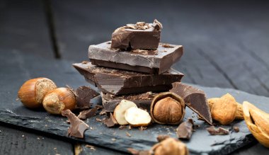 bir tablo üzerinde bir parça çikolata içine dökülen erimiş çikolata